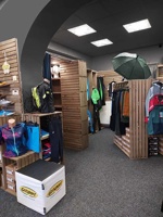 Regály na prodej oděvů od firmy JPL SKYWANDER